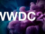 Надпис WWDC23 в бяло и лилаво на фона на синьо-лилав цветен дим