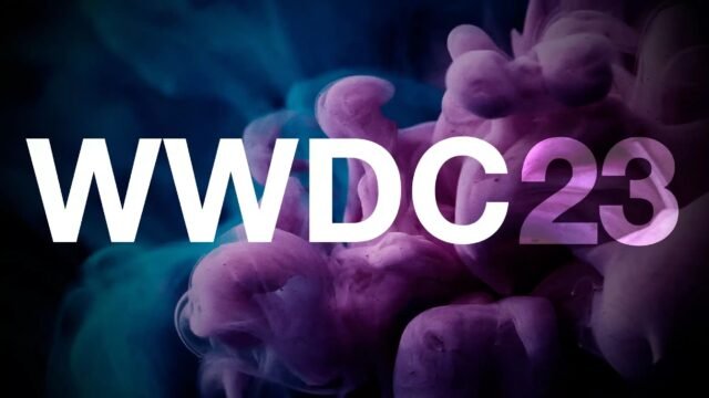 Надпис WWDC23 в бяло и лилаво на фона на синьо-лилав цветен дим