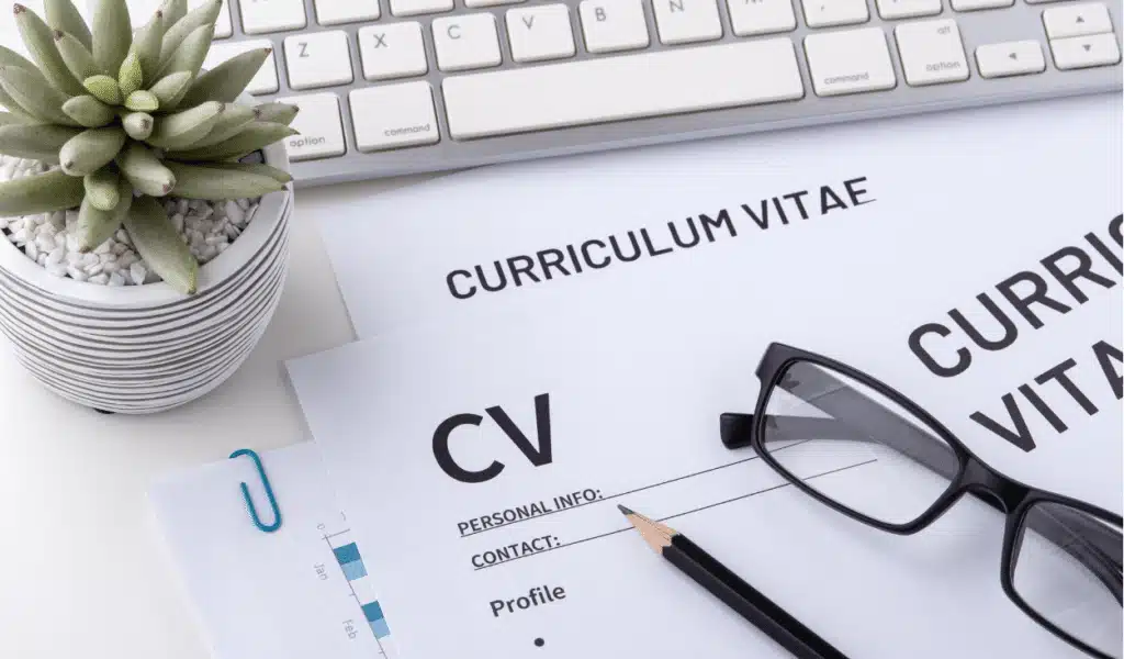 CV преди и сега: как се промени писането на автобиография и как AI помага днес