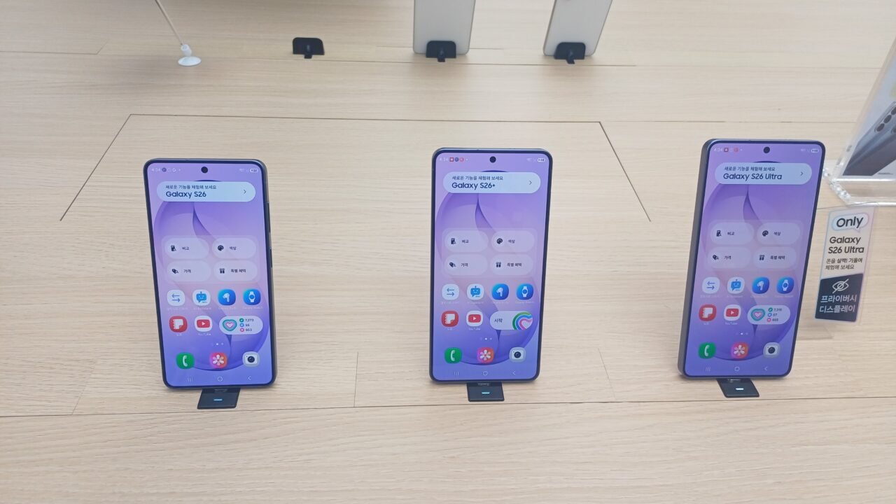 Galaxy S26, Galaxy S26+ и Galaxy S26 Ultra един до друг на демонстрационна маса