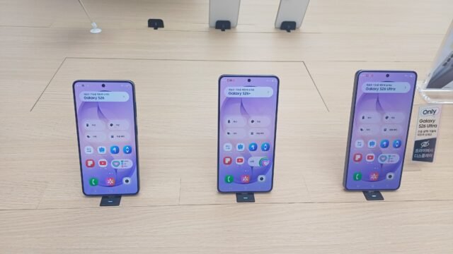 Galaxy S26, Galaxy S26+ и Galaxy S26 Ultra един до друг на демонстрационна маса