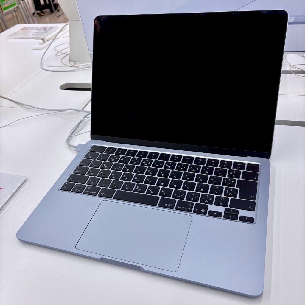 13-инчов MacBook Air с чип M5 в светлосин цвят на щанд в магазин