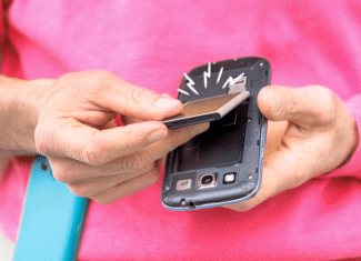 ЕС въвежда нови правила за батериите в смартфоните