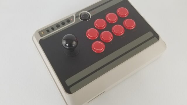 Аркадният контролер 8BitDo N30 Arcade Stick с лост и осем червени бутона – предшественик на 8BitDo Arcade Controller Pro
