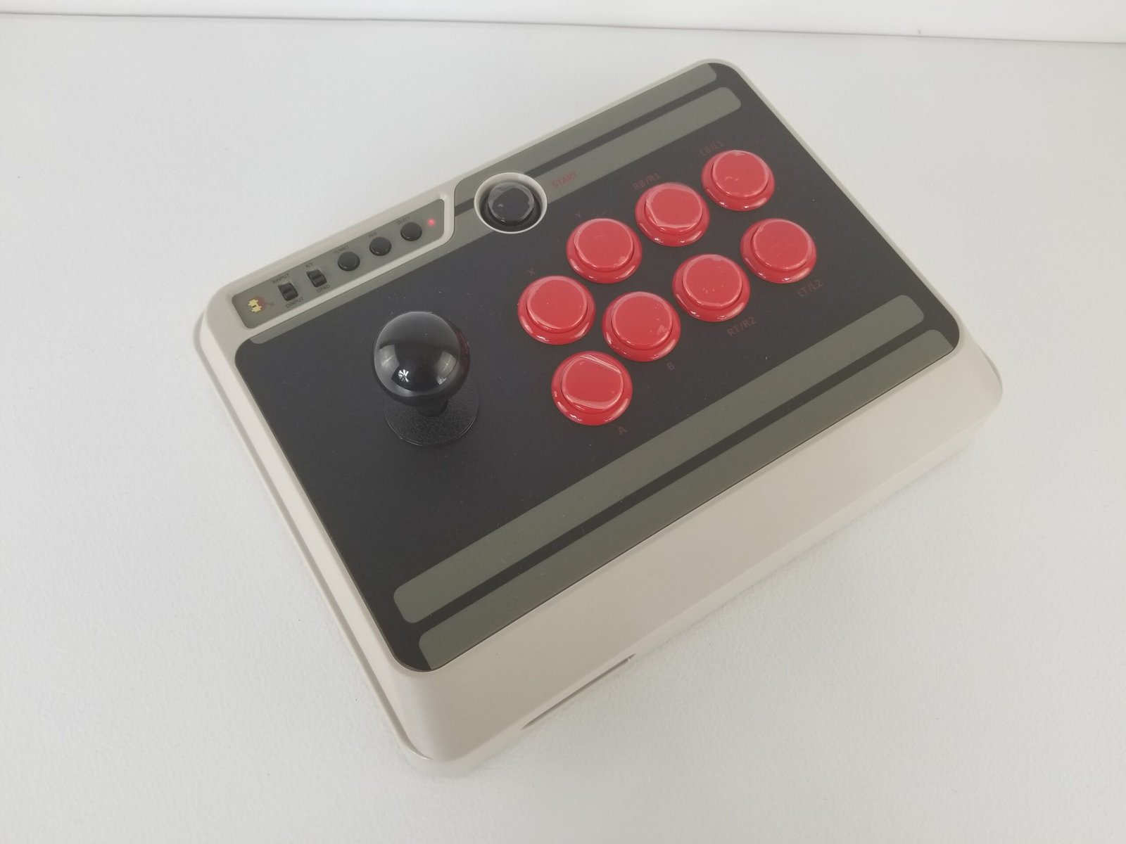 Аркадният контролер 8BitDo N30 Arcade Stick с лост и осем червени бутона – предшественик на 8BitDo Arcade Controller Pro