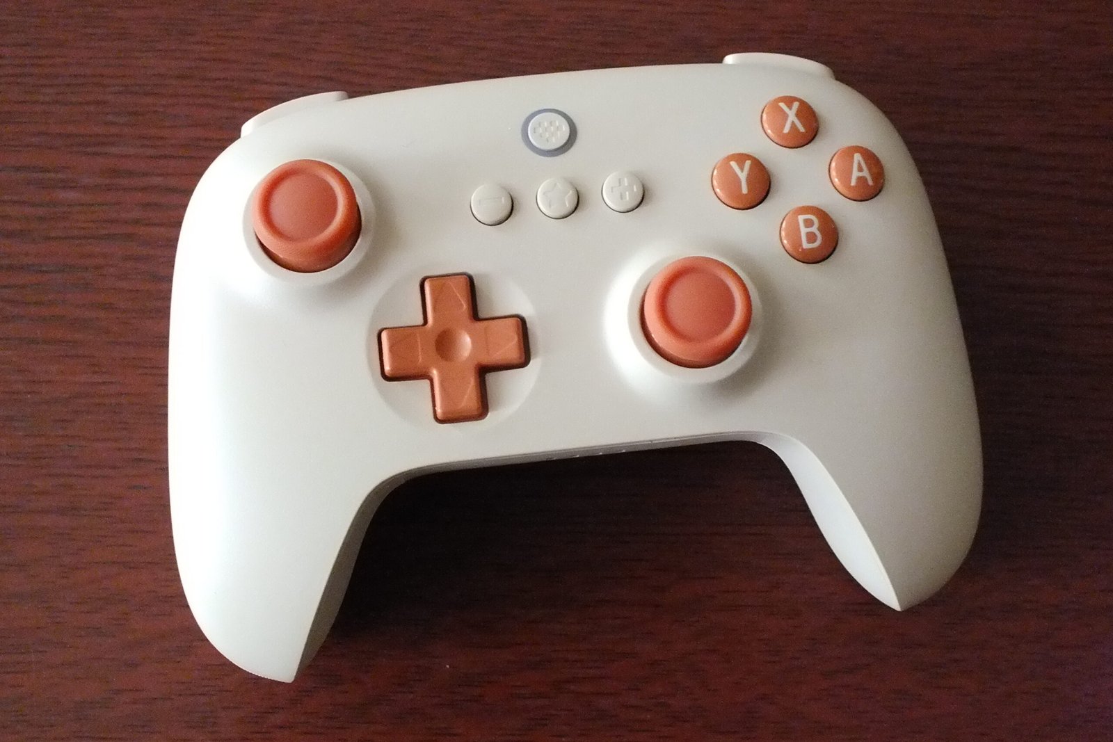 Бял геймпад 8BitDo Ultimate C Bluetooth с оранжеви бутони и стикове