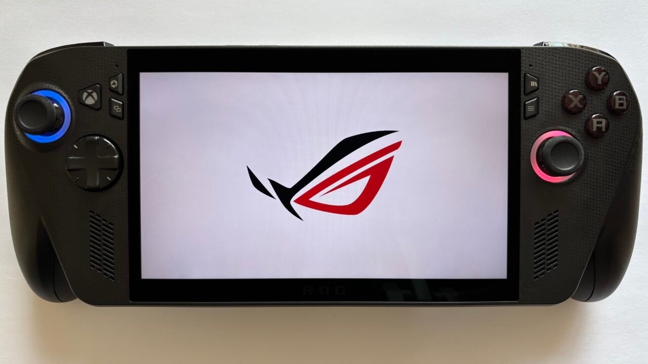 Ръчна игрова конзола с Windows ROG Xbox Ally, от същия клас като Acer Predator Atlas 8