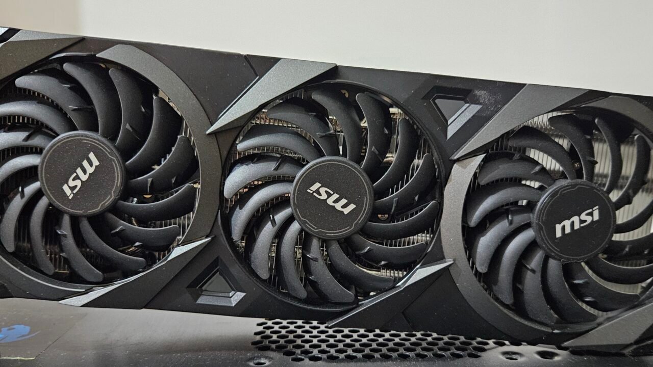 Видеокарта MSI GeForce RTX 3070 с три вентилатора – пример за NVIDIA RTX, която получава Advanced Shader Delivery