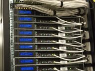 Сървърен шкаф с кабели в дейта център – илюстрация към AI агенти, използвани за хакване на сайтове
