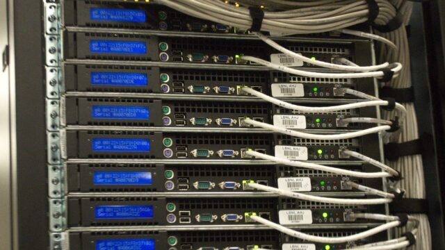 Сървърен шкаф с кабели в дейта център – илюстрация към AI агенти, използвани за хакване на сайтове