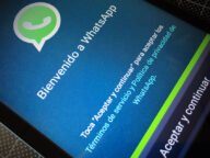 Екран на WhatsApp на смартфон – чат приложение, в което вече работят AI агенти