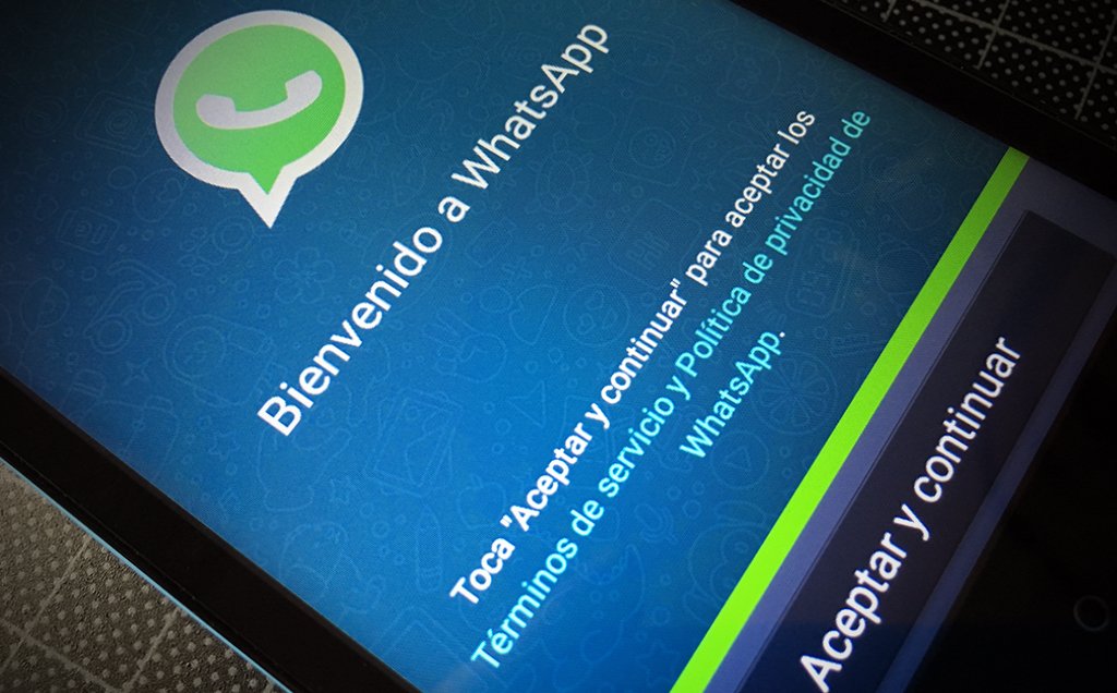 Екран на WhatsApp на смартфон – чат приложение, в което вече работят AI агенти