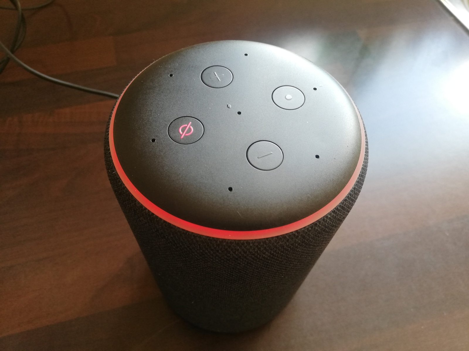 Умна колона Amazon Echo с червен светещ пръстен при изключен микрофон