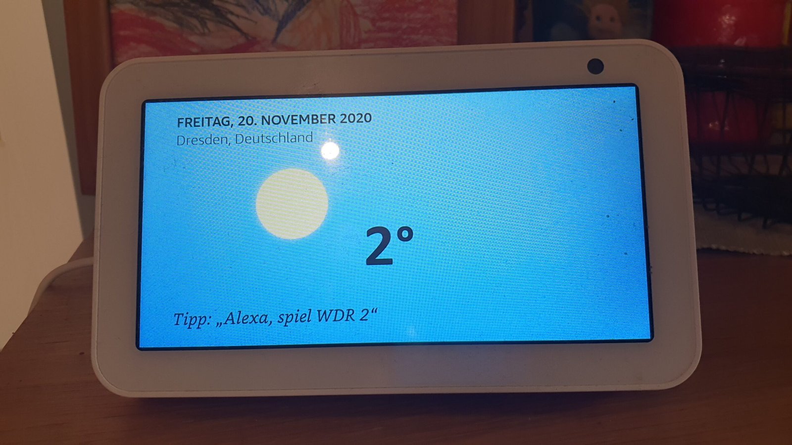 Умен дисплей Echo Show 5 с Alexa, който показва времето
