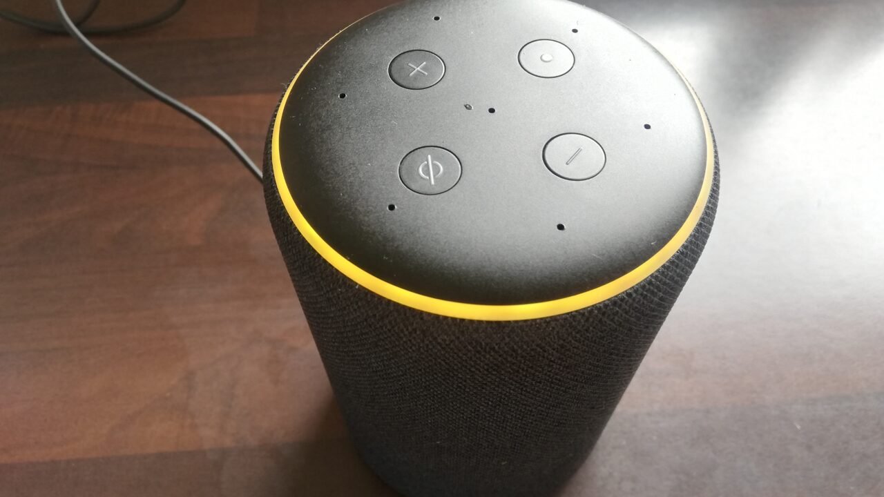 Умна колона Amazon Echo с жълт светещ пръстен – Alexa жълта светлина