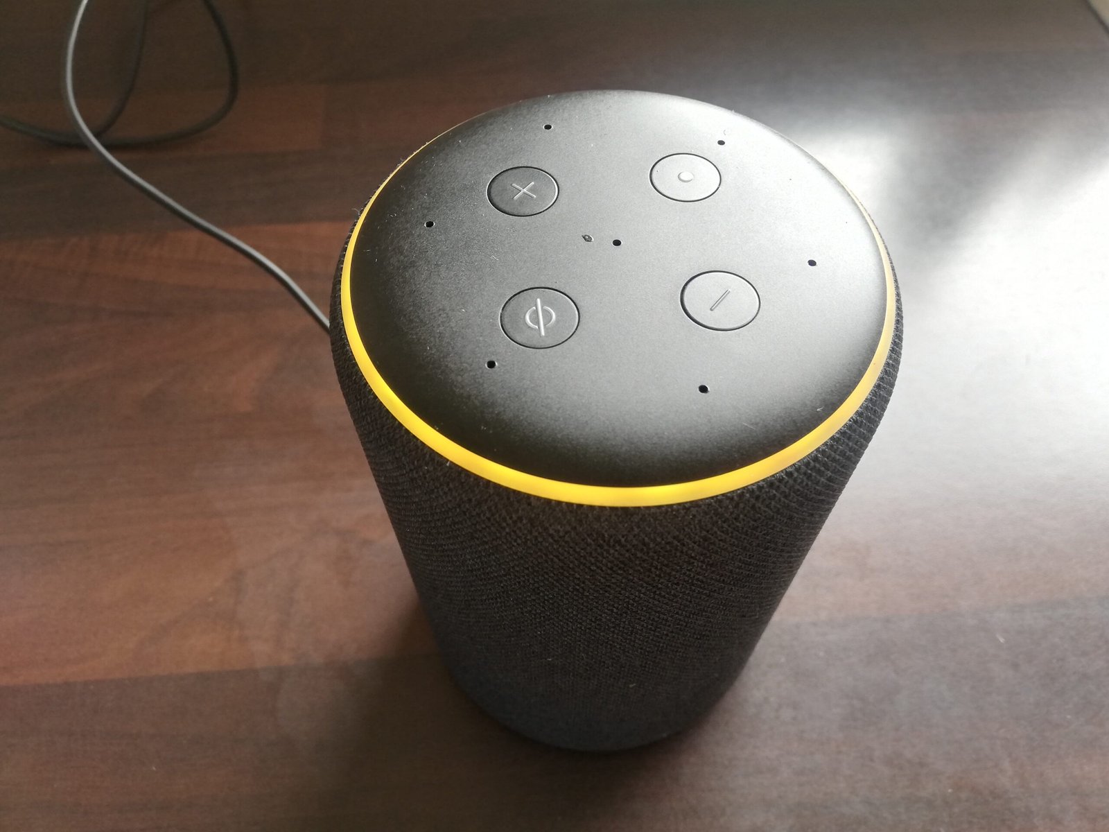 Умна колона Amazon Echo с жълт светещ пръстен – Alexa жълта светлина