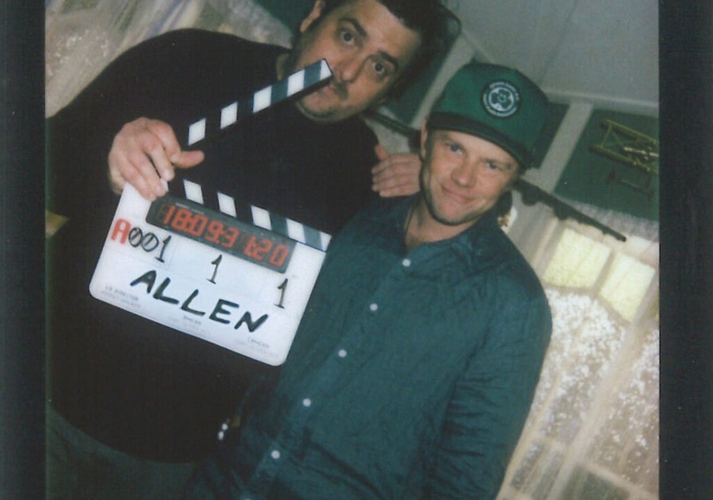 Дейли Пиърсън и Джефри Уокър с клапа на снимачната площадка на филма Allen на Netflix
