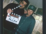 Дейли Пиърсън и Джефри Уокър с клапа на снимачната площадка на филма Allen на Netflix