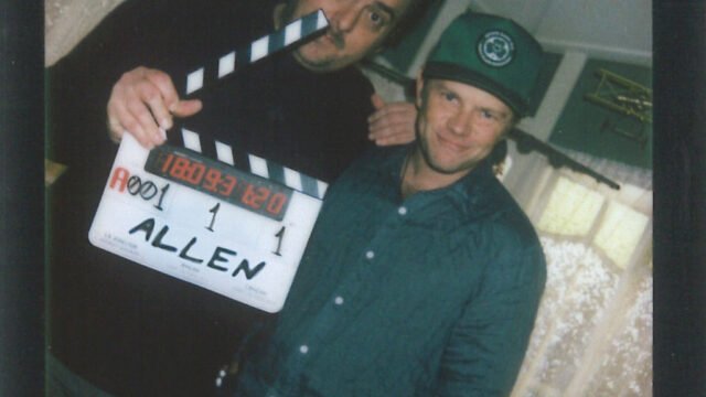 Дейли Пиърсън и Джефри Уокър с клапа на снимачната площадка на филма Allen на Netflix