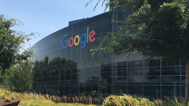 Сградата с логото на Google в централата Googleplex, където Alphabet отчете резултатите си за третото тримесечие