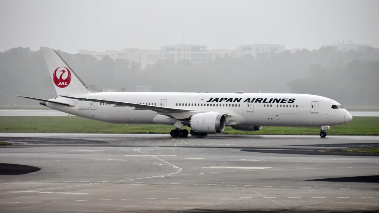 Самолет Boeing 787 на Japan Airlines на пистата – изтичане на данни от системата Amadeus засегна клиенти на JAL