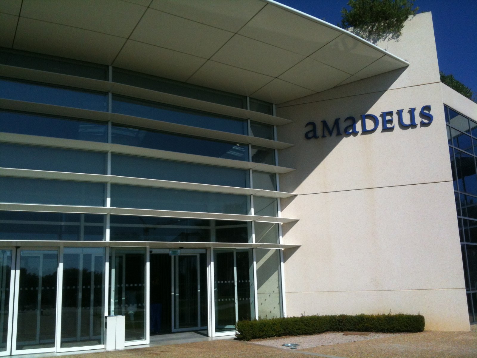 Входът на офиса на Amadeus в Ница с логото на компанията