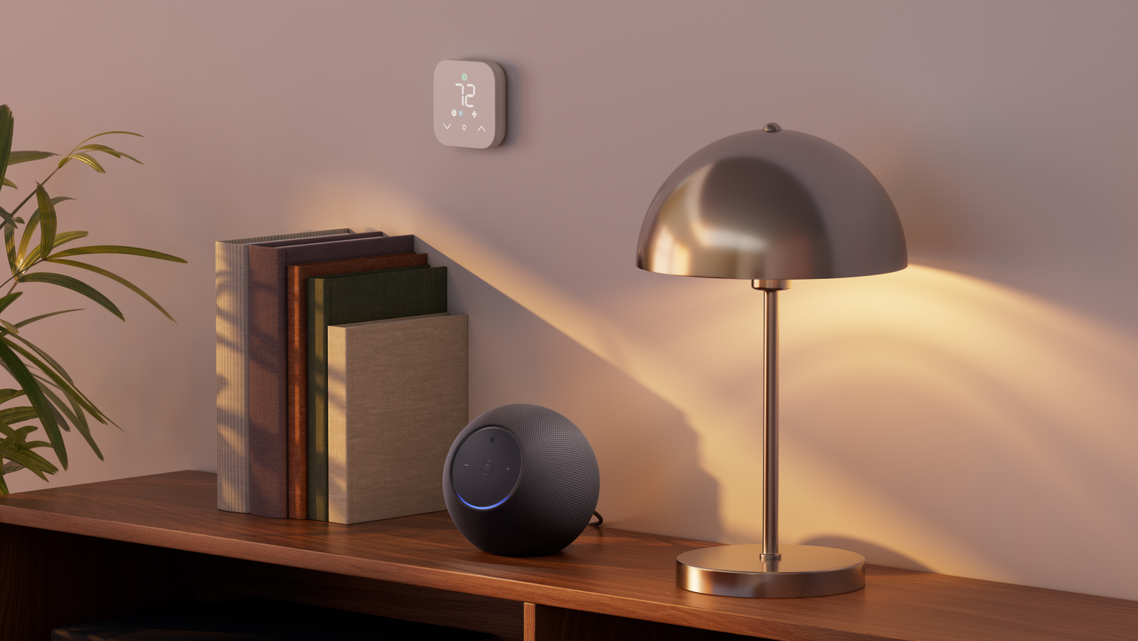 Новият Amazon Echo Studio на рафт до настолна лампа и термостат
