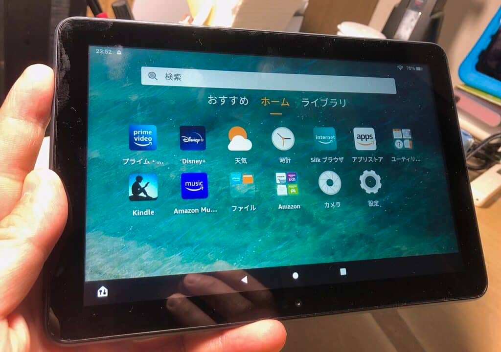 Таблет Amazon Fire HD 8 Plus с началния екран на Fire OS в ръка