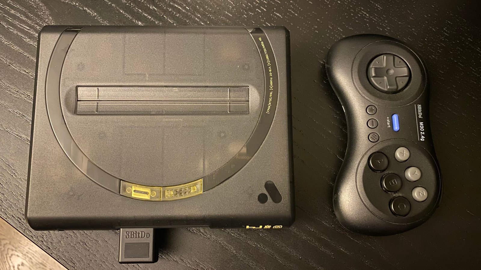 Analogue Mega Sg – предшественикът на Mega Sg+ – с контролер