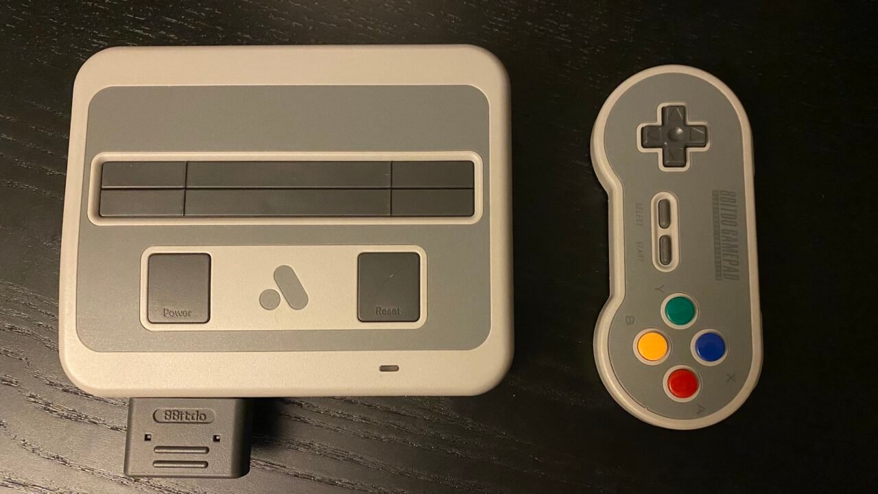 Оригиналният Analogue Super Nt от 2018 г. с безжичен контролер – предшественик на Super Nt+