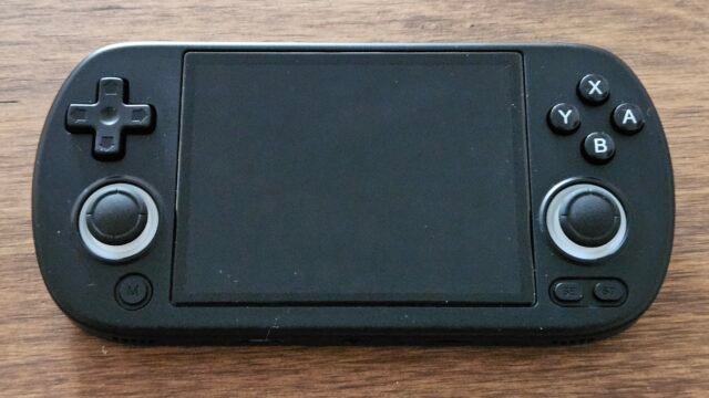 Ръчна конзола Anbernic RG40XX – по-ранен модел на производителя, който прави Android и Linux устройства за емулатори