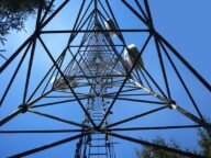 Клетъчна кула, символизираща опасностите на остарялата 2G мрежа