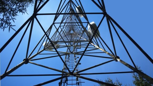 Клетъчна кула, символизираща опасностите на остарялата 2G мрежа