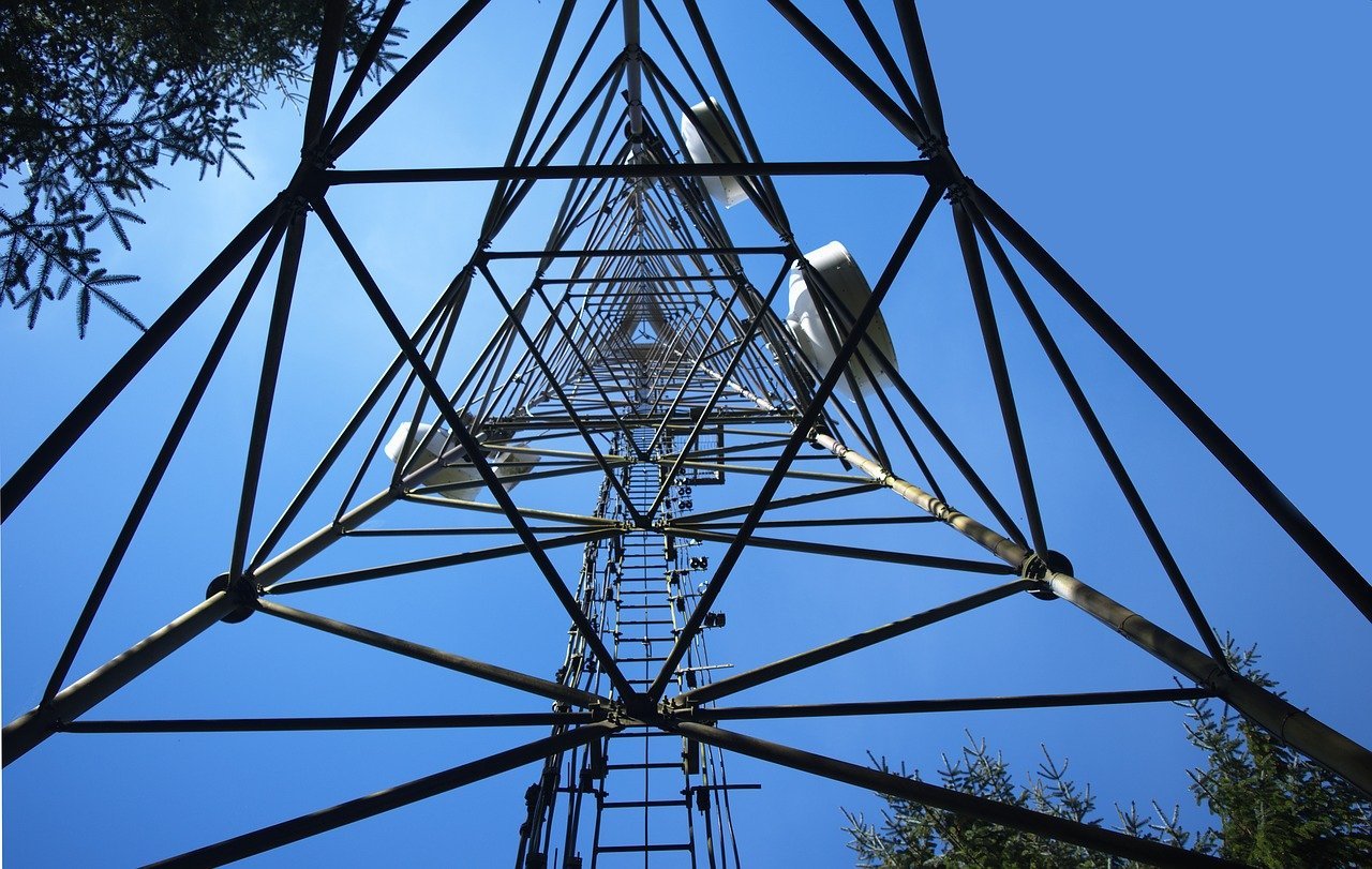 Клетъчна кула, символизираща опасностите на остарялата 2G мрежа