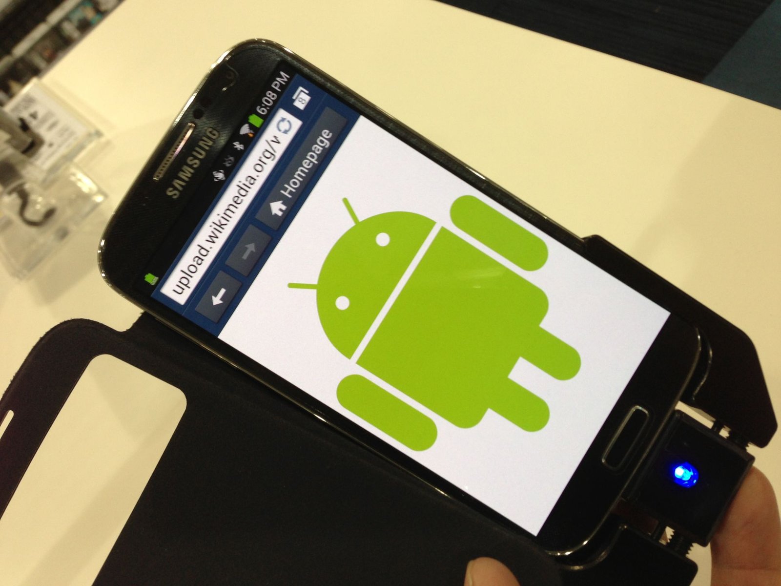Смартфон Samsung с работа на Android на екрана – проверка на приложения в Google Play