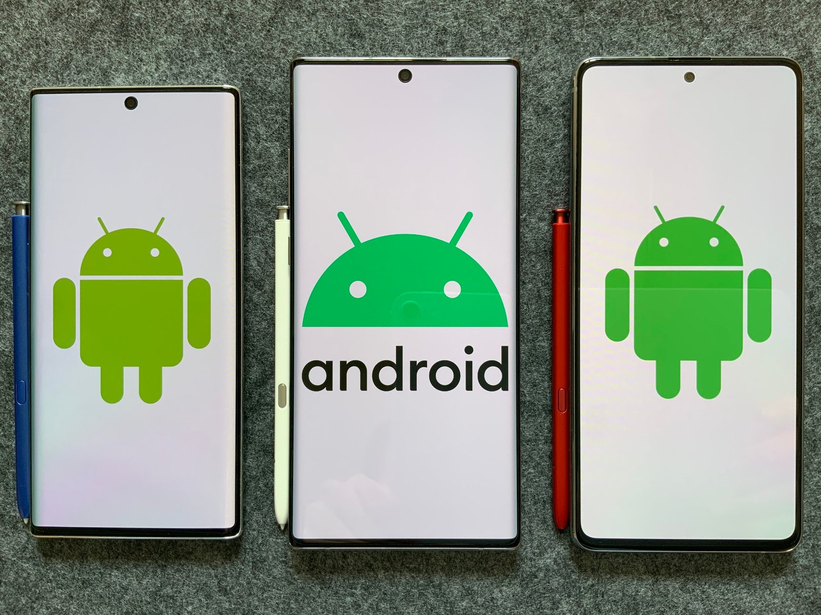 Три телефона с Android – номерът на SIM картата се свързва с Google акаунтите