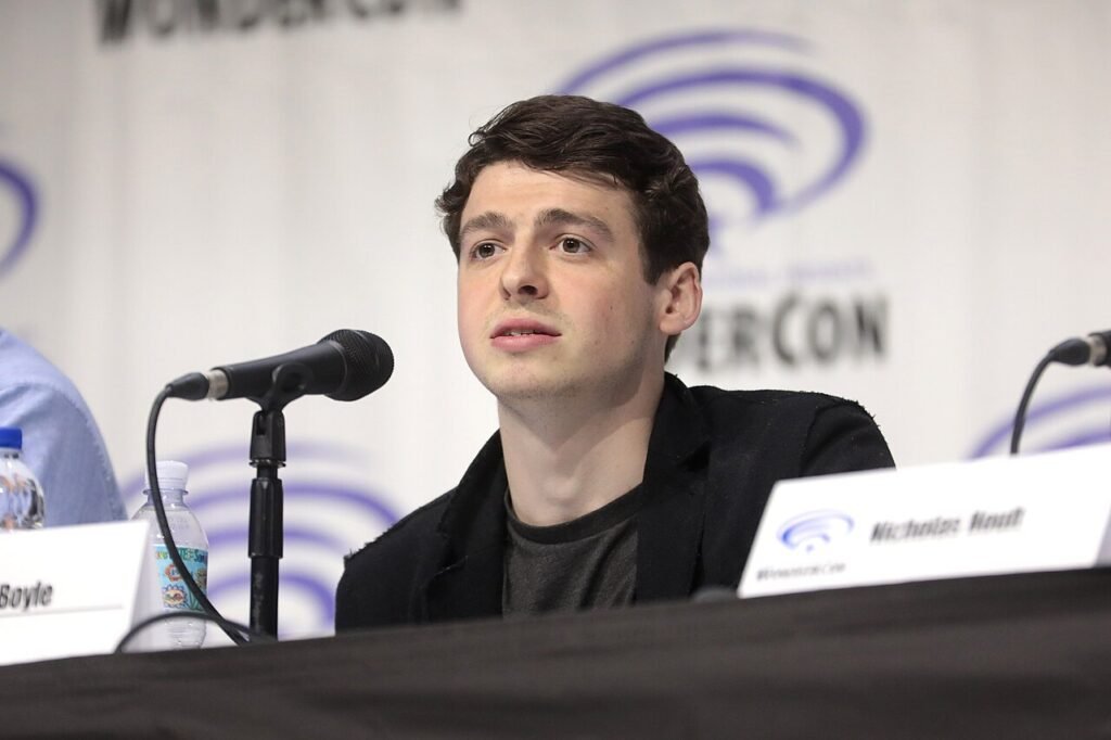 Актьорът Антъни Бойл говори на панел на WonderCon