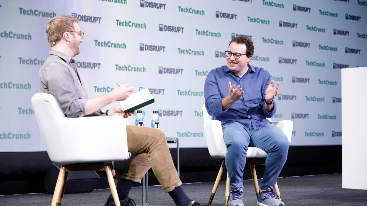 Дарио Амодей, изпълнителен директор на Anthropic, на сцената на TechCrunch Disrupt 2023