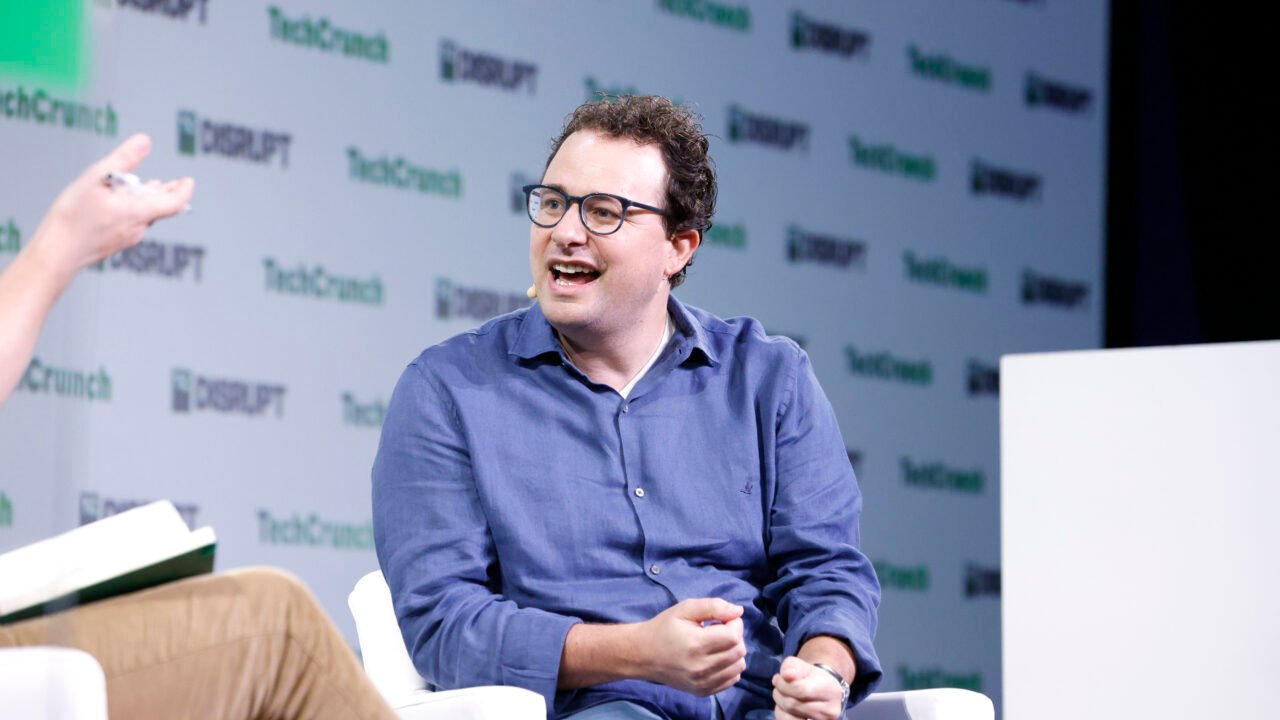 Дарио Амодей, главен изпълнителен директор на Anthropic, на сцената на TechCrunch Disrupt 2023
