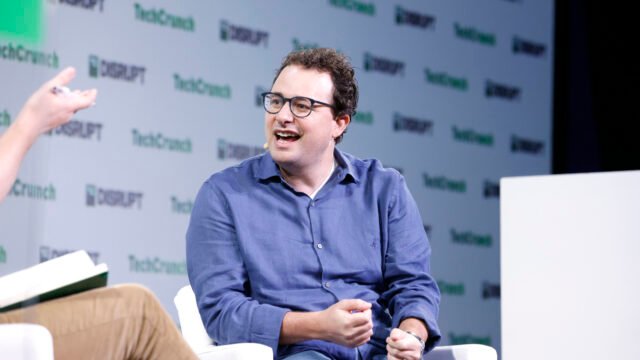 Дарио Амодей, главен изпълнителен директор на Anthropic, на сцената на TechCrunch Disrupt 2023