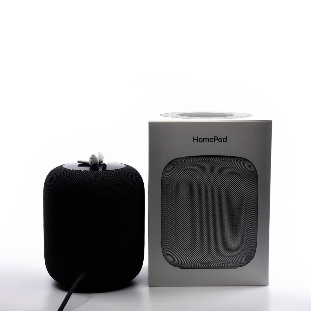Смарт колона Apple HomePod до кутията си