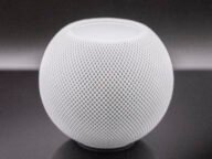 Колонката Apple HomePod mini в бял цвят