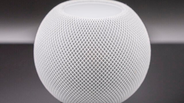 Колонката Apple HomePod mini в бял цвят