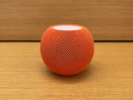 HomePod mini в оранжево – предишното поколение, преди HomePod mini 2 и Apple HomeView