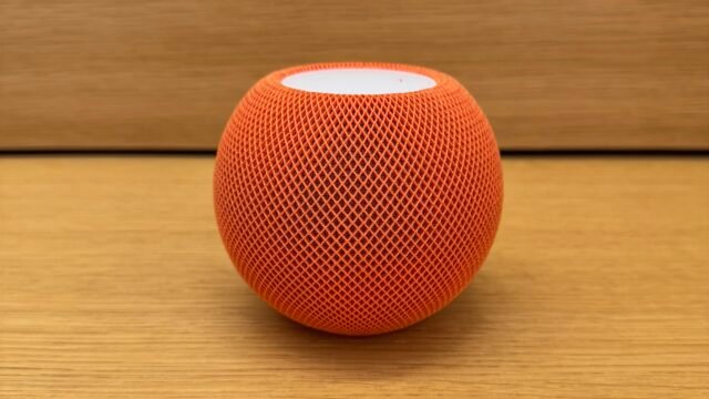 HomePod mini в оранжево – предишното поколение, преди HomePod mini 2 и Apple HomeView