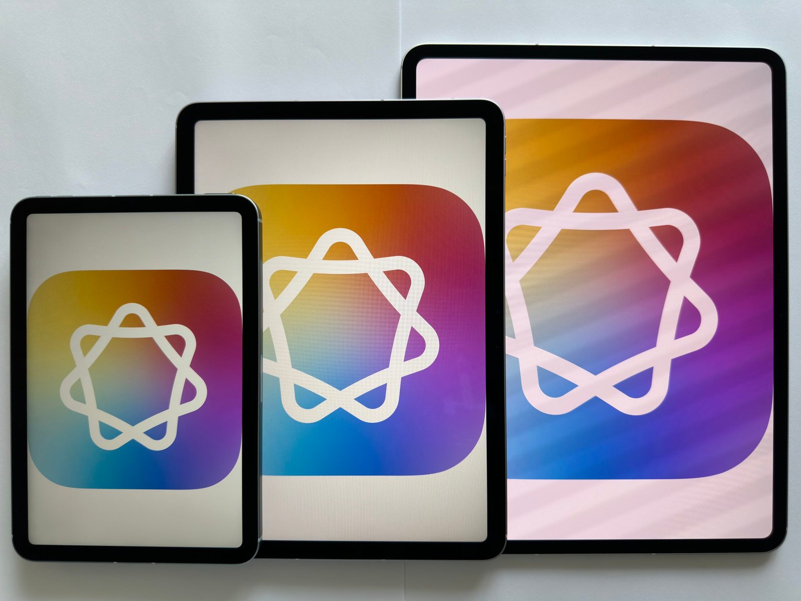 Иконата на Apple Intelligence на екраните на три iPad