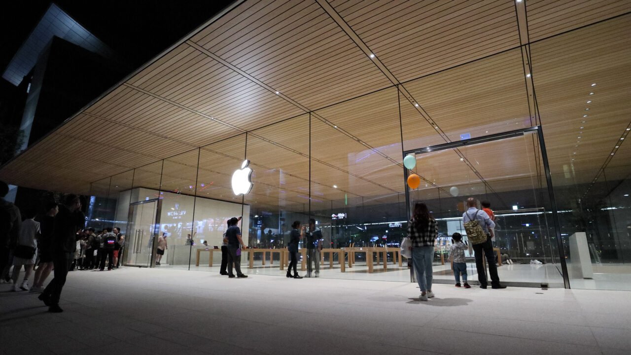 Магазинът на Apple в Тайпе, Тайван, вечер – Apple намалява комисионата в App Store там