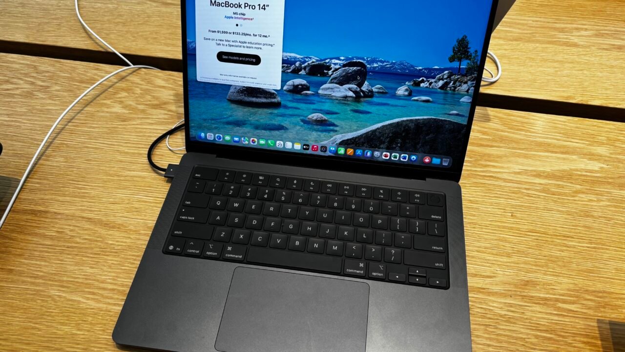 MacBook Pro 14 инча с чип M5 – настоящият модел, който OLED версията трябва да наследи