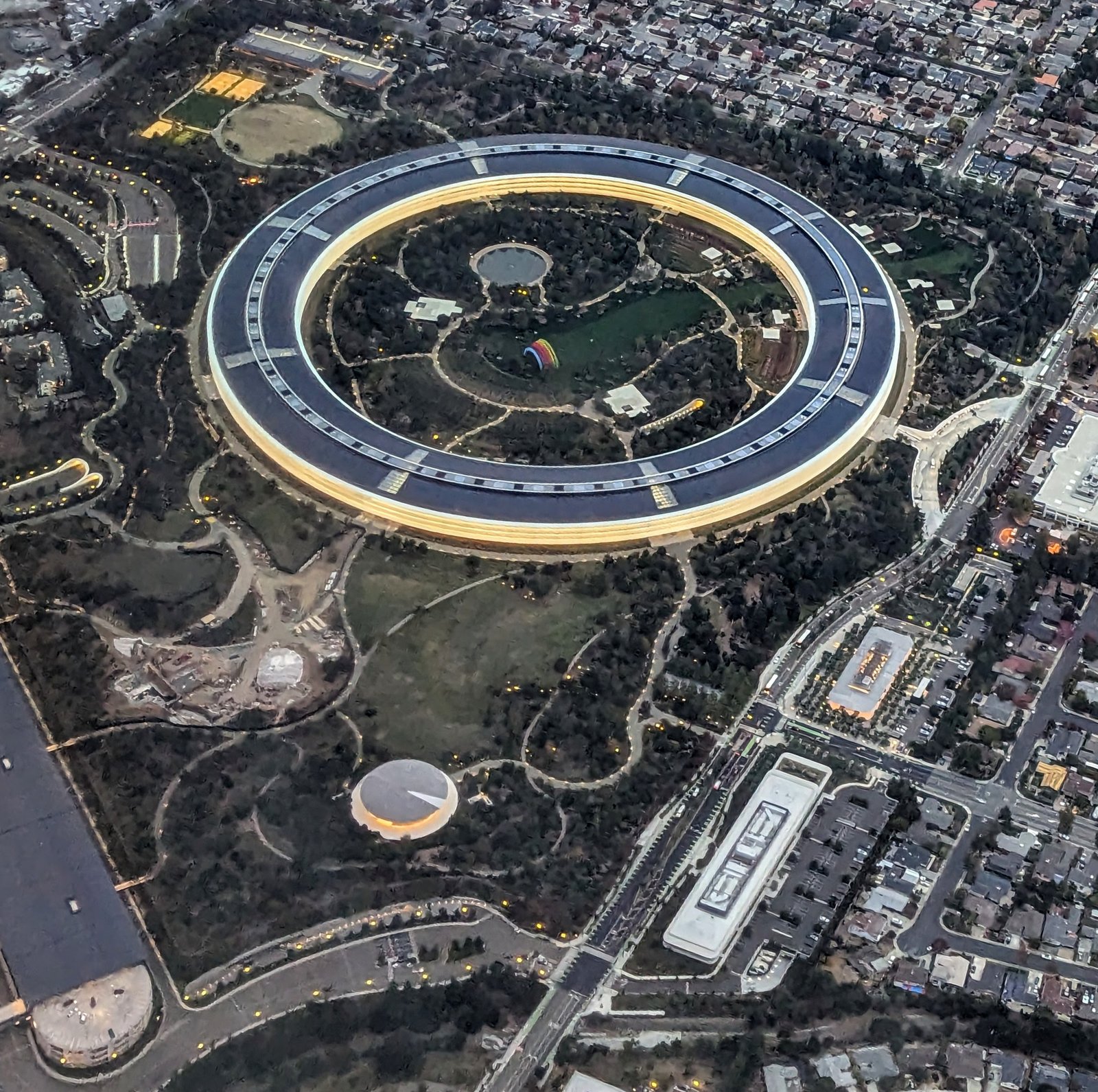 Apple Park в Купертино по здрач, въздушна снимка