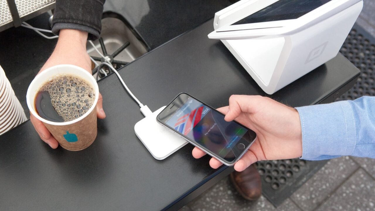 Apple Pay и NFC: плащане с iPhone на безконтактен терминал в кафене